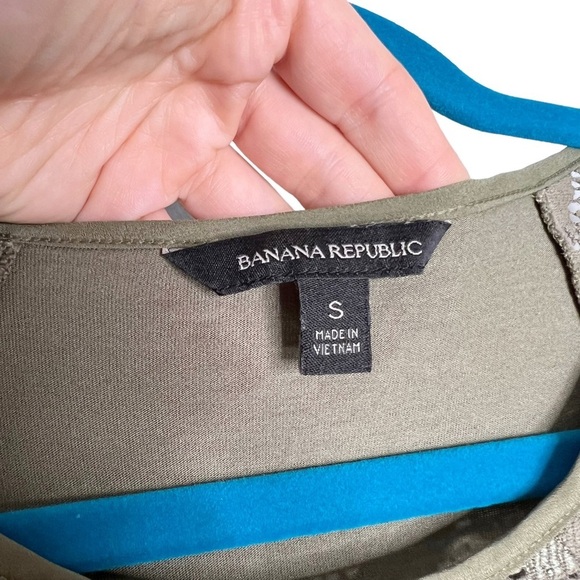 Banana Republic Green Mixed Media Rounded Hem Sleeveless Blouse - Picture 5 of 8